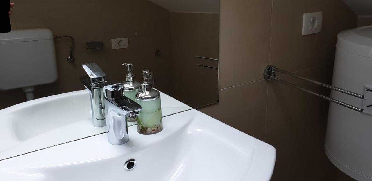 White Apartment Izola Luaran gambar